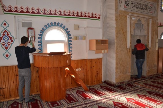 Erdemli Belediyesi camileri temizlemeye devam ediyor
