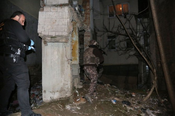 Beyoğlu’nda zehir tacirlerine operasyon: 2 gözaltı