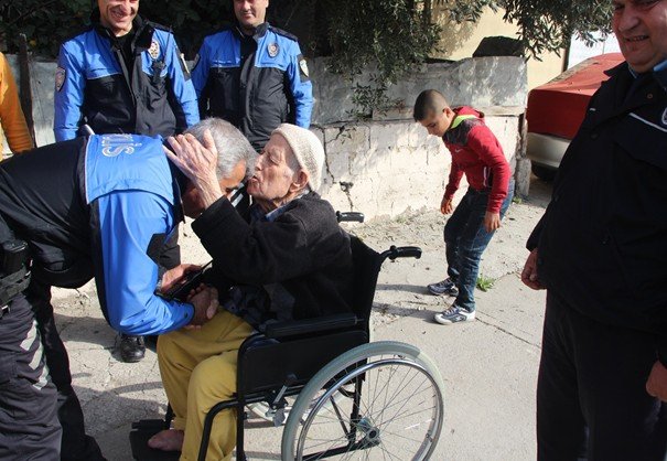 Toplum destekli polislerden yaşlı adama yardım eli