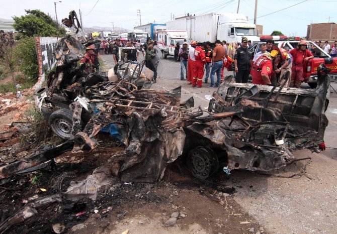 Peru’da üç araç birbirine girdi 16 ölü