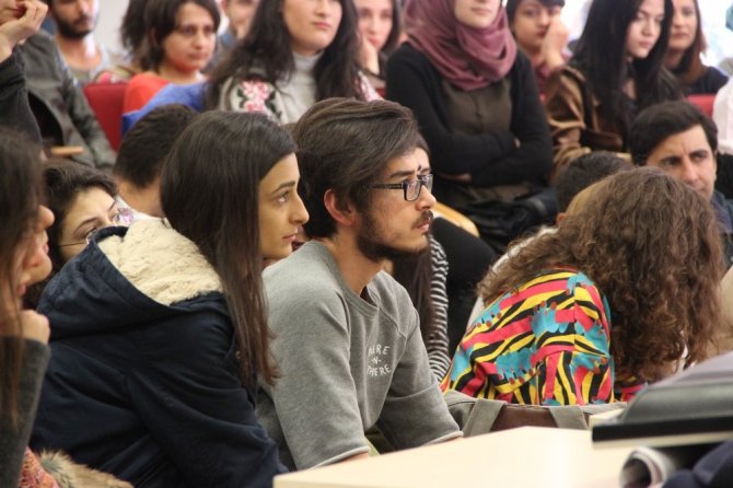 Ünlü Yazar ve Yönetmen Onur Ünlü, Anadolu Üniversitesi’nde söyleşiye katıldı