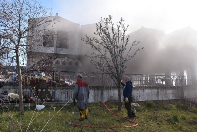 Sinop’ta eski otel binasında yangın