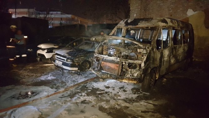 Başkent’te park halindeki 4 araç yandı