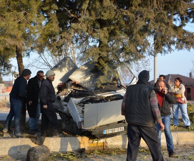 -Korkuteli’de Trafik Kazası 1 Ölü 2 Ağır Yaralı