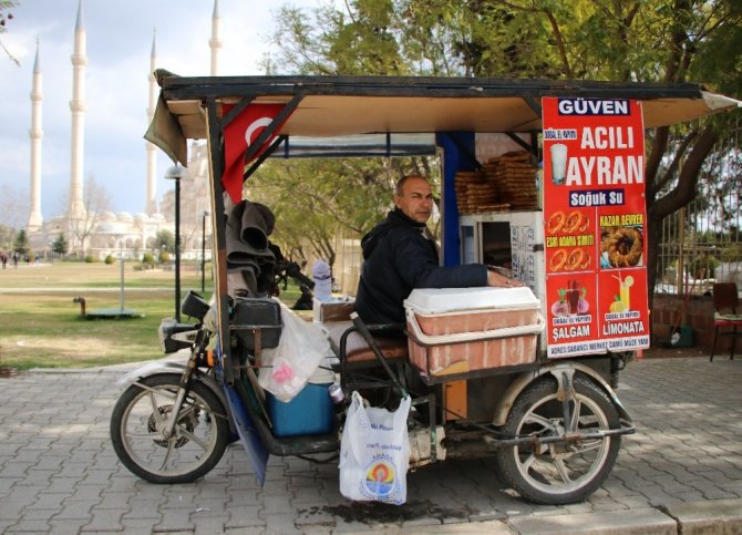 Adana’da acılı ayran kuyruğu