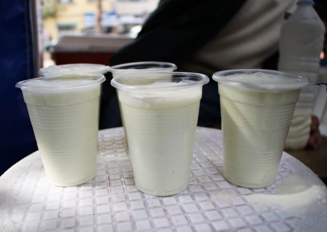 Adana’da acılı ayran kuyruğu