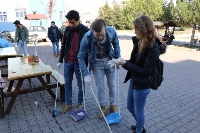 Üniversite öğrencilerinden çevre temizliği