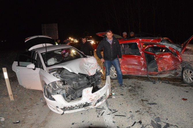 Niksar’da 2 otomobil çarpıştı: 5 yaralı
