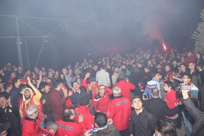 Zorlu maç öncesinde Eskişehirspor’a taraftar dopingi