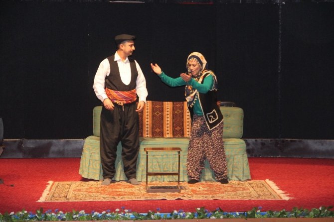 Elazığ’da ‘Göç’ adlı tiyatro oyunu sahnelendi