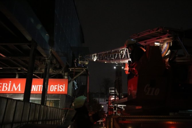 Kartal’da inşaat firmasına ait satış ofisinde çıkan yangın paniğe neden oldu