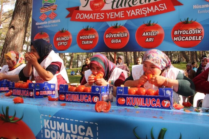 Kadınların domates yeme yarışması