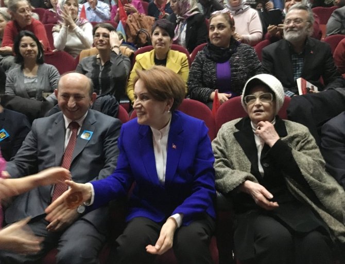 Vatandaşlar salona sığmayınca Meral Akşener dışarı çıktı