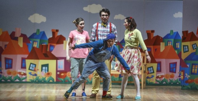 Büyükşehir Belediyesinde çocuklar için tiyatro keyfi sürüyor