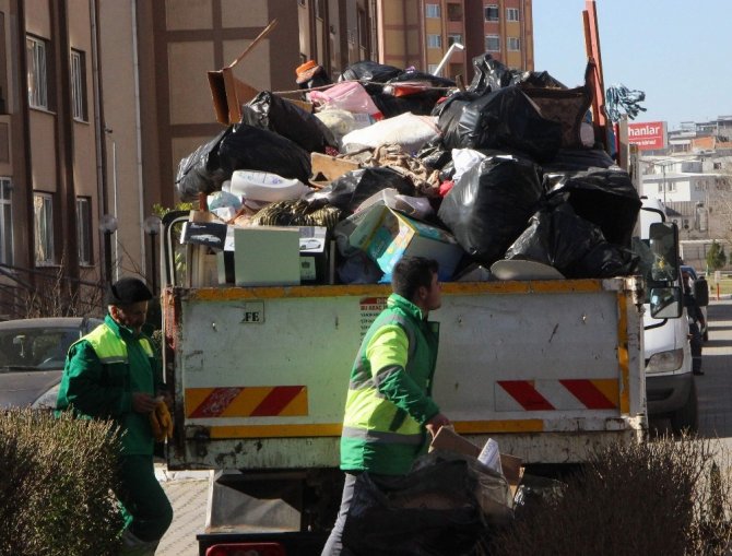 Binlerce kişinin yaşadığı sitedeki çöp daire görenleri şaşkına çevirdi