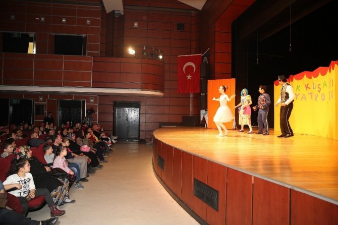 Büyükşehir Belediyesinde çocuklar için tiyatro keyfi sürüyor