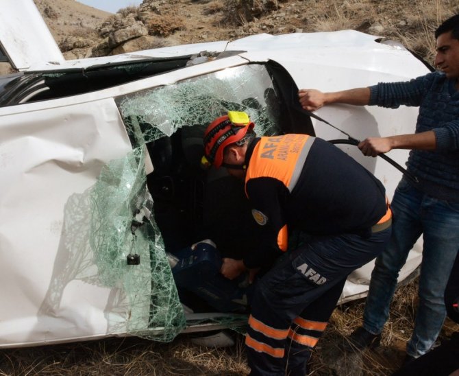 Otomobil 300 metrelik uçuruma yuvarlandı: 1 ağır yaralı