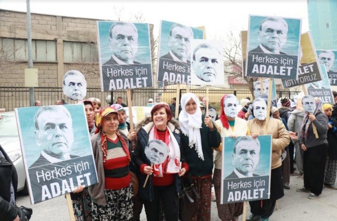 Tarihi İzmir Büyükşehir davasında 129 sanığa beraat