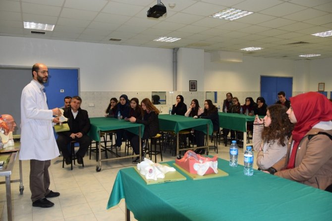Lise öğrencilerinden Arsal Düzce Üniversitesi Tıp Fakültesine ziyaret
