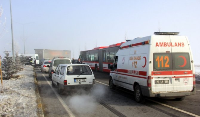 Erzurum’da sis nedeniyle 15 araç birbirine girdi