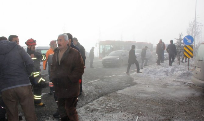 Erzurum’da sis nedeniyle 15 araç birbirine girdi