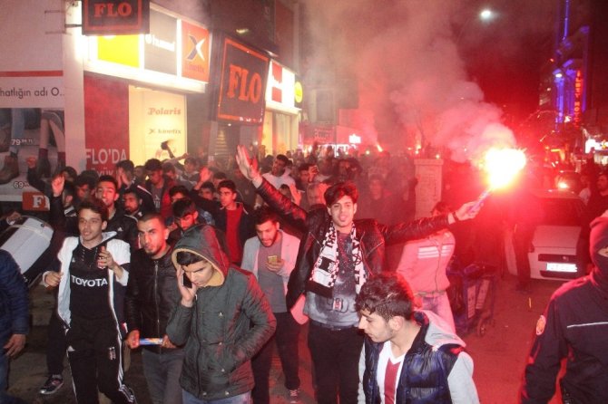 Elazığ’da Beşiktaşlılar galibiyet sevincini doyasıya kutladı