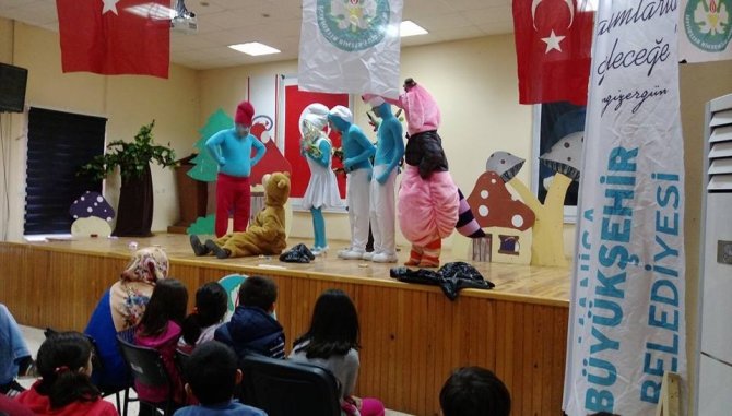 Ahmetli’nin şirin çocukları ‘Şirinler’ oyunuyla eğlendi