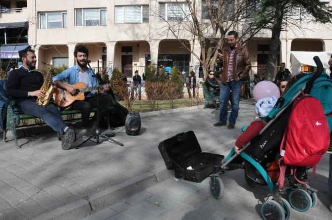 Sokak müzisyenleri Eskişehir’de özgürlük istiyor