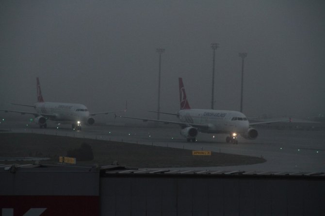 Hava ulaşımında yoğun sis olumsuz etkisi sürüyor
