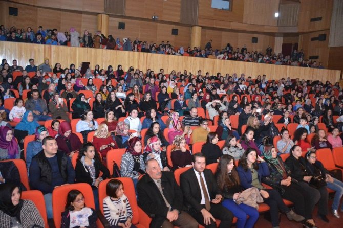 Aksaray’da “Çevrimdışı Aile” tiyatro oyunu sahne aldı