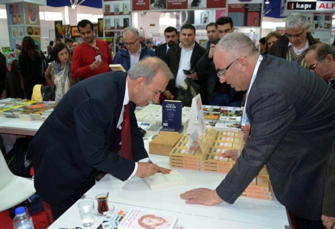 Eski Emniyet Müdürü Hanefi Avcı, kitap fuarında okuyucularıyla buluştu