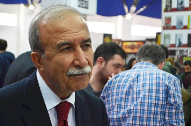 Eski Emniyet Müdürü Hanefi Avcı, kitap fuarında okuyucularıyla buluştu