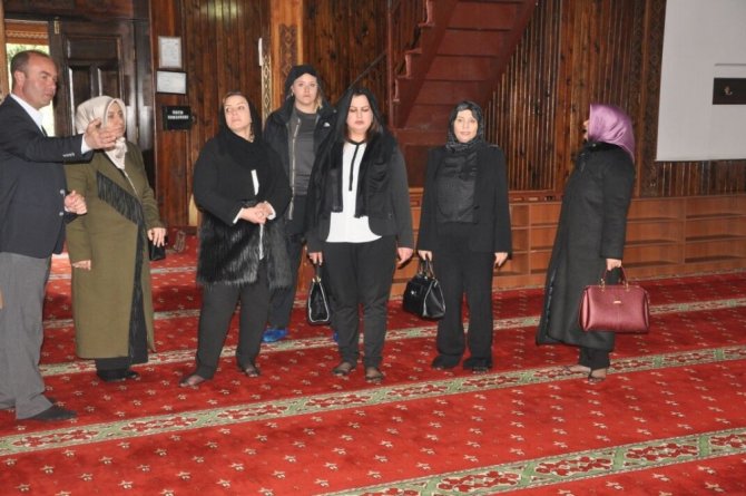 Bakan Soylu’nun eşi Hamdiye Soylu, Şeyh Edebali Türbesi’ni ziyaret etti