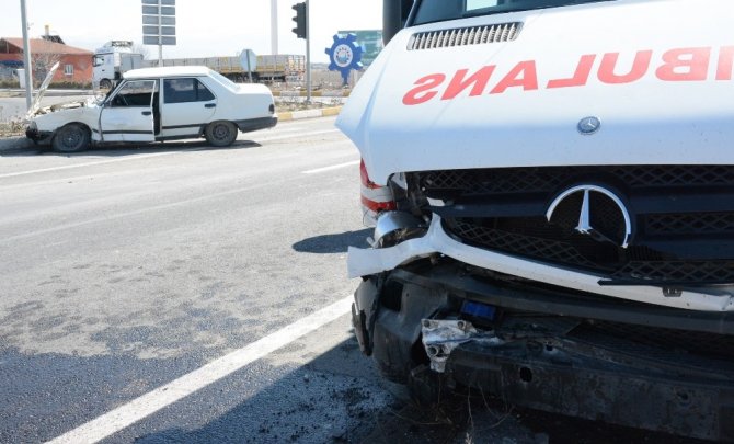 Aksaray’da hasta taşıyan ambulans kaza yaptı: 1 yaralı