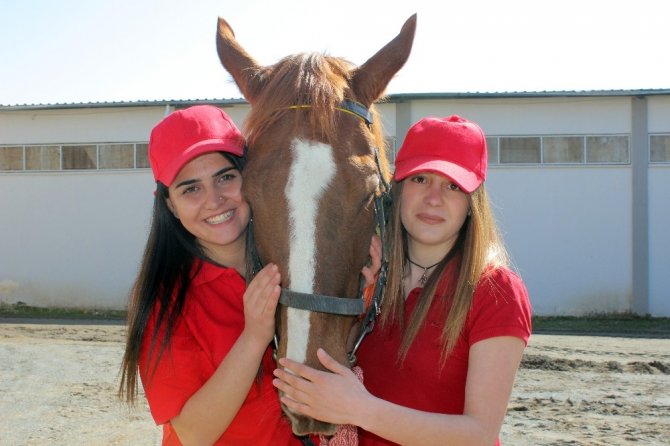 Elazığ’da lisanslı kadın seyisler yetişiyor