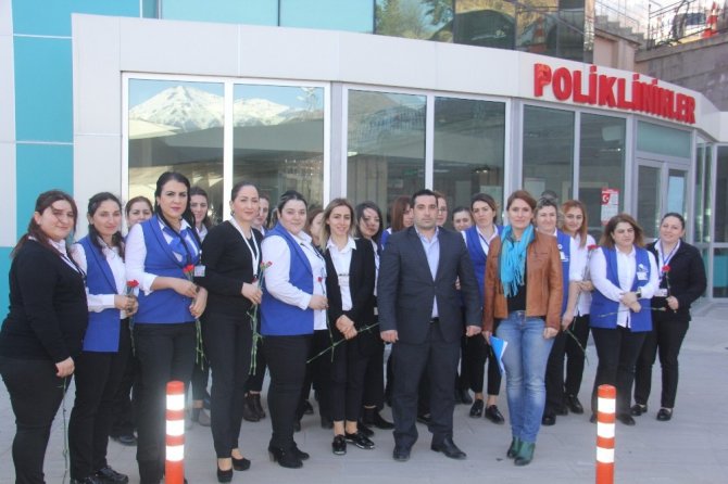 Sağlık çalışanı kadınlar Dünya Kadınlar Günü için hastane önünde toplandı