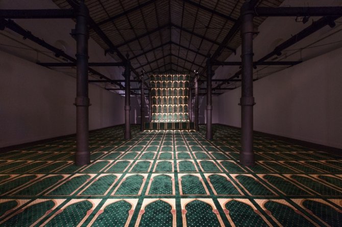 Azerbaycanlı sanatçı Faig Ahmed, el yapımı halıları ilginç yöntemlerle sanata dönüştürüyor