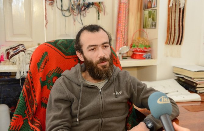 Azerbaycanlı sanatçı Faig Ahmed, el yapımı halıları ilginç yöntemlerle sanata dönüştürüyor