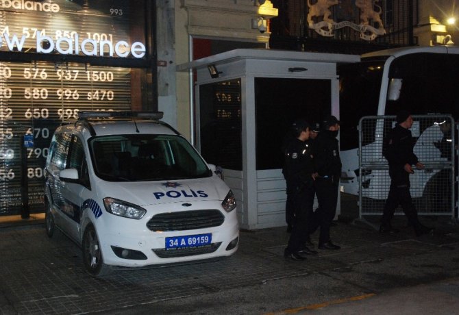 Hollanda konsolosluğu giriş çıkışlara kapatıldı