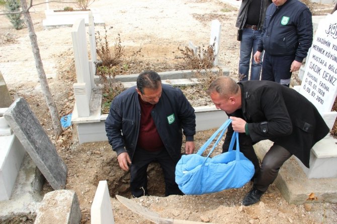 Balkonda ölü bulunan bebek kimsesizler mezarlığına gömüldü