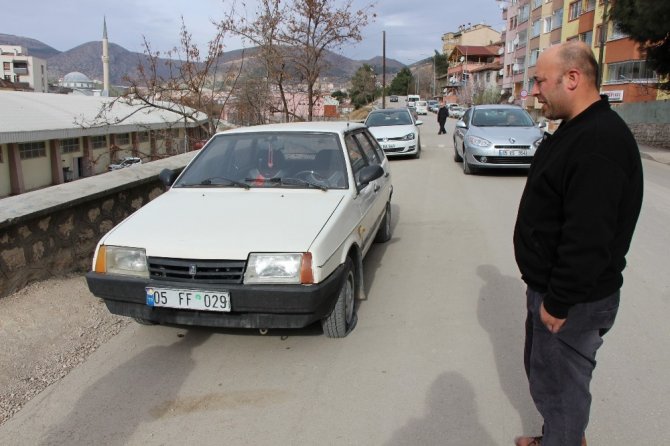 Amasya’da bir gecede 35 aracın lastiklerini kestiler