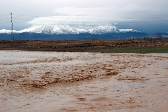 Karaman’da sağanak yağış dereleri taşırdı