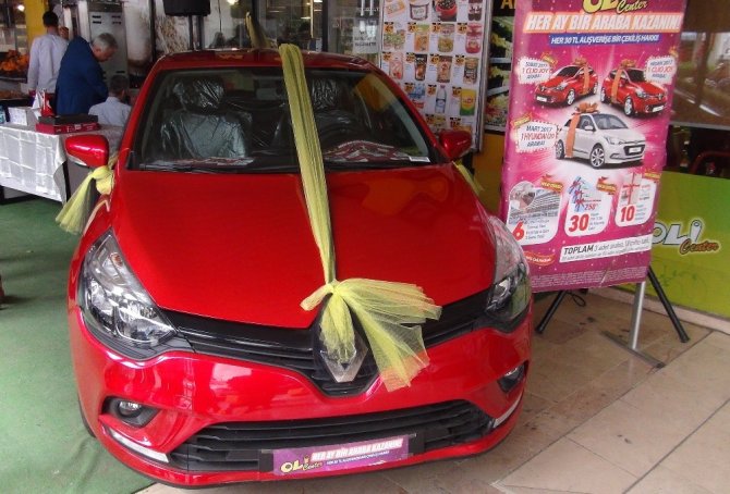 Marketten 30 TL’lik alışverişe otomobil kazandı