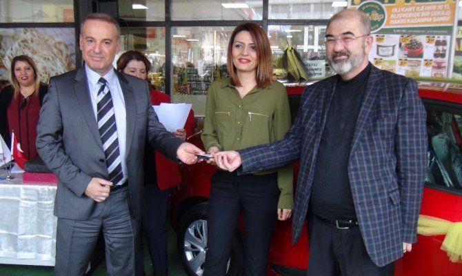 Marketten 30 TL’lik alışverişe otomobil kazandı