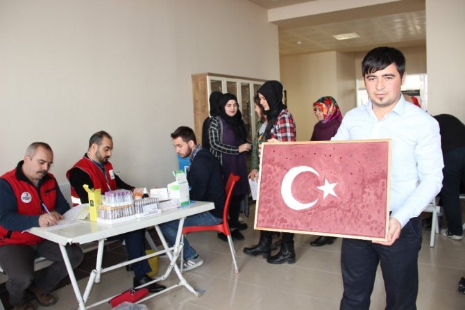 Bir damla kanla Türk bayrağı portresi