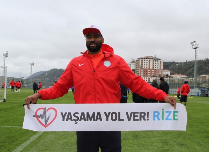 Çaykur Rizesporlu futbolculardan "Yaşama Yol Ver" kampanyasına destek