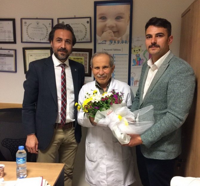 Ülkü Ocaklarının gençleri sağlık çalışanlarına çiçek takdim etti