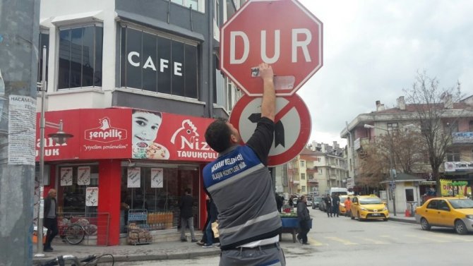 Aksaray Belediyesi trafik işaret ve yön levhalarını yeniledi
