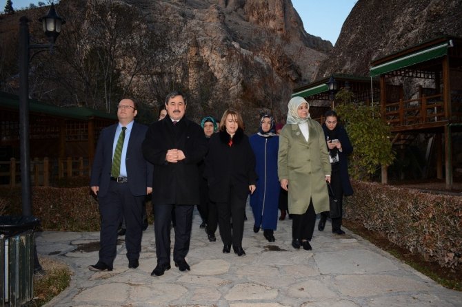 Başbakan Yardımcısı Numan Kurtulmuş’un eşi Sevgi Kurtulmuş Darende’yi ziyaret etti