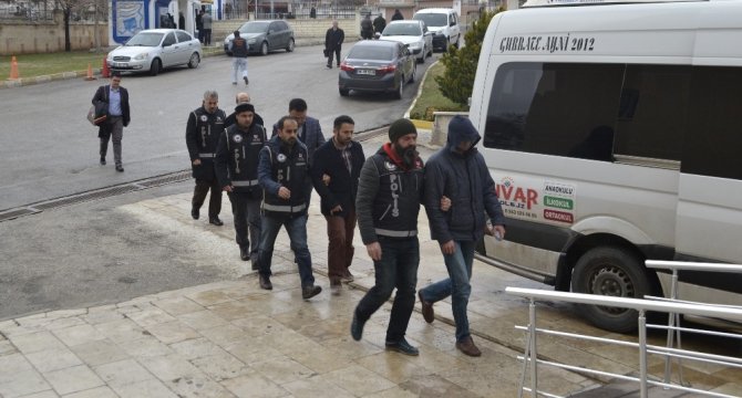 Karaman’da FETÖ’den gözaltına alınan 4 kişi adliyeye sevk edildi